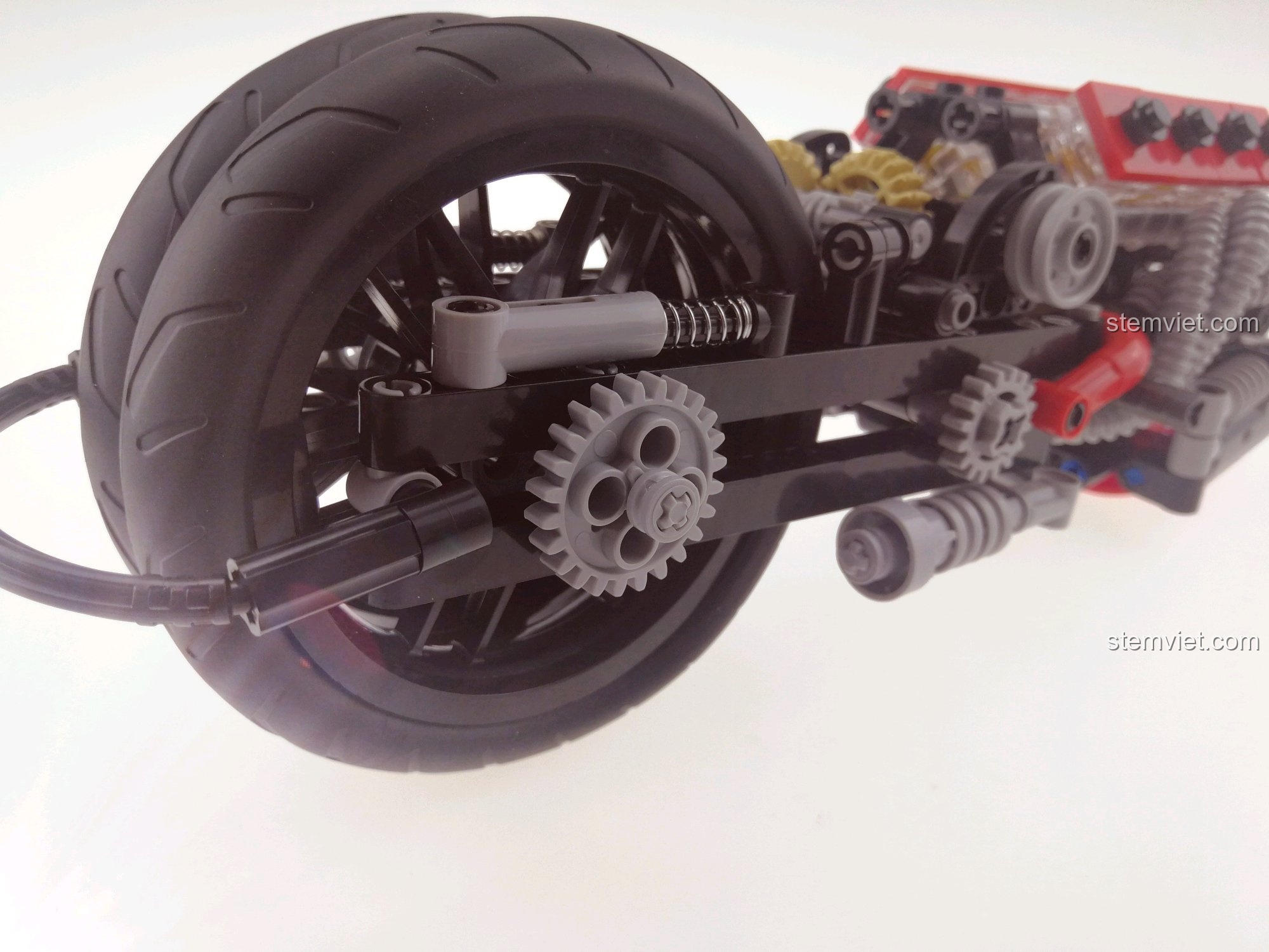 Cận cảnh quá trình lắp ráp bộ đồ chơi Mô hình Technic Lazareth LM847, phần khung và bánh sau.