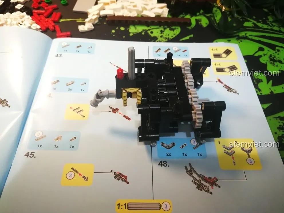 Quá trình lắp ráp bộ phận truyền động cho cánh của mô hình bướm máy Sembo.