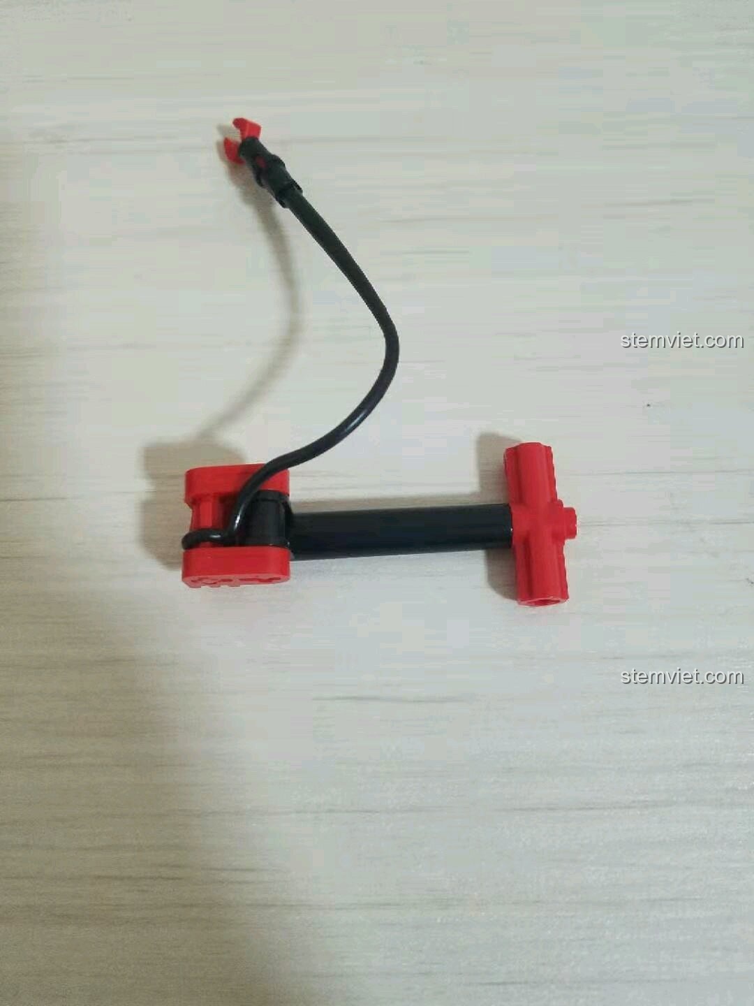 Chiếc bơm xe đạp mini màu đỏ đen được lắp ráp từ các chi tiết của bộ Sembo 703302.