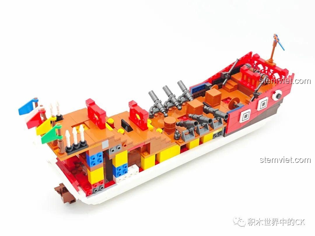 Giai đoạn lắp ráp boong tàu và các khẩu pháo cho đồ chơi xây dựng Tàu chiến cổ điển Trung Quốc cho bé trai từ 8 tuổi.