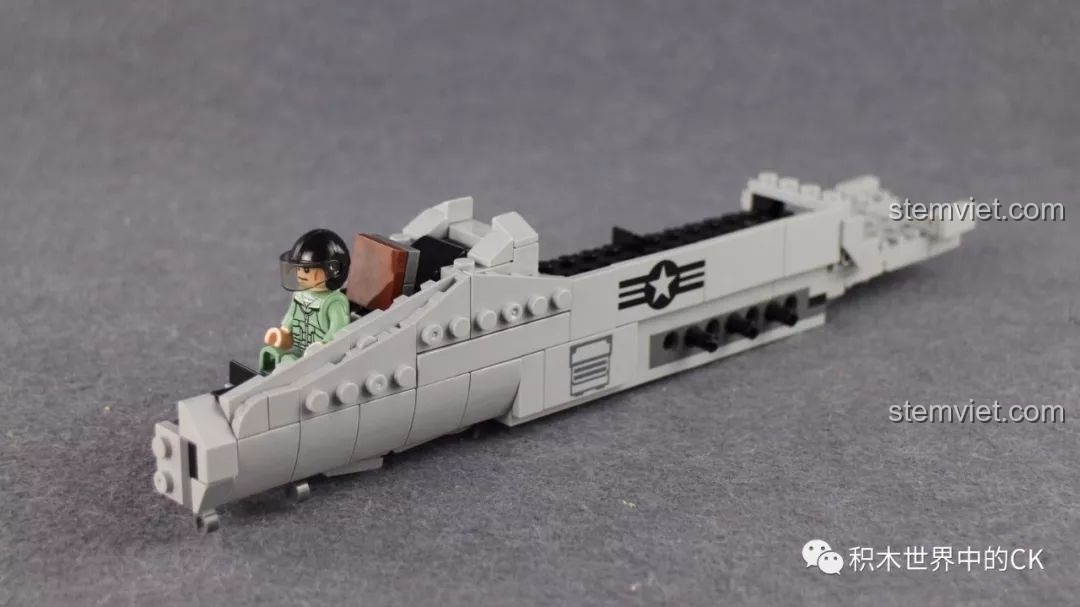 Lắp ráp buồng lái và các chi tiết in trên thân máy bay A-10 Warthog XB-06022, có cả minifigure phi công.