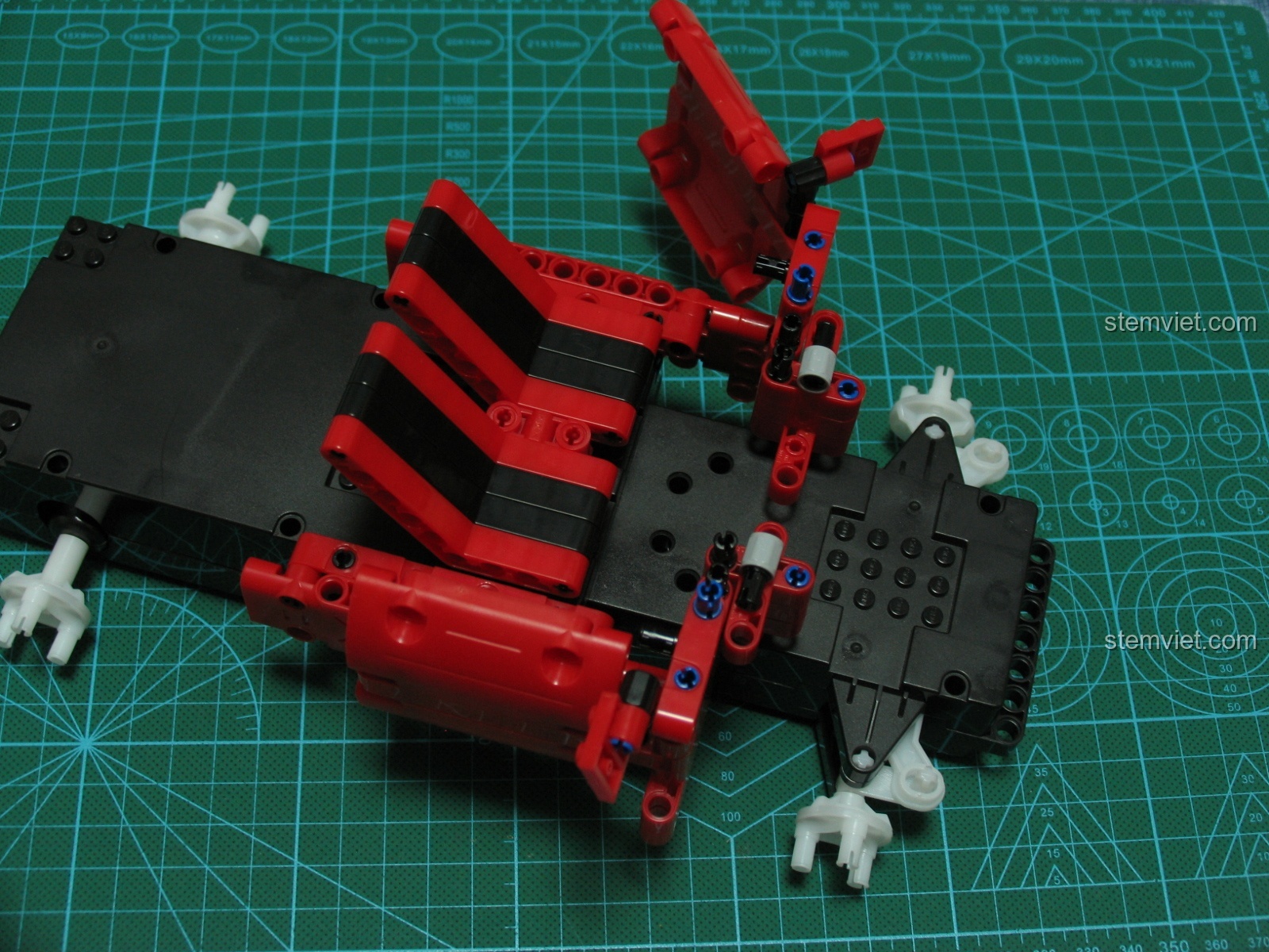 Quá trình lắp ráp buồng lái của xe bán tải CaDA C51005, các mảnh ghép được gắn vào khung gầm tạo nên cấu trúc cơ bản.