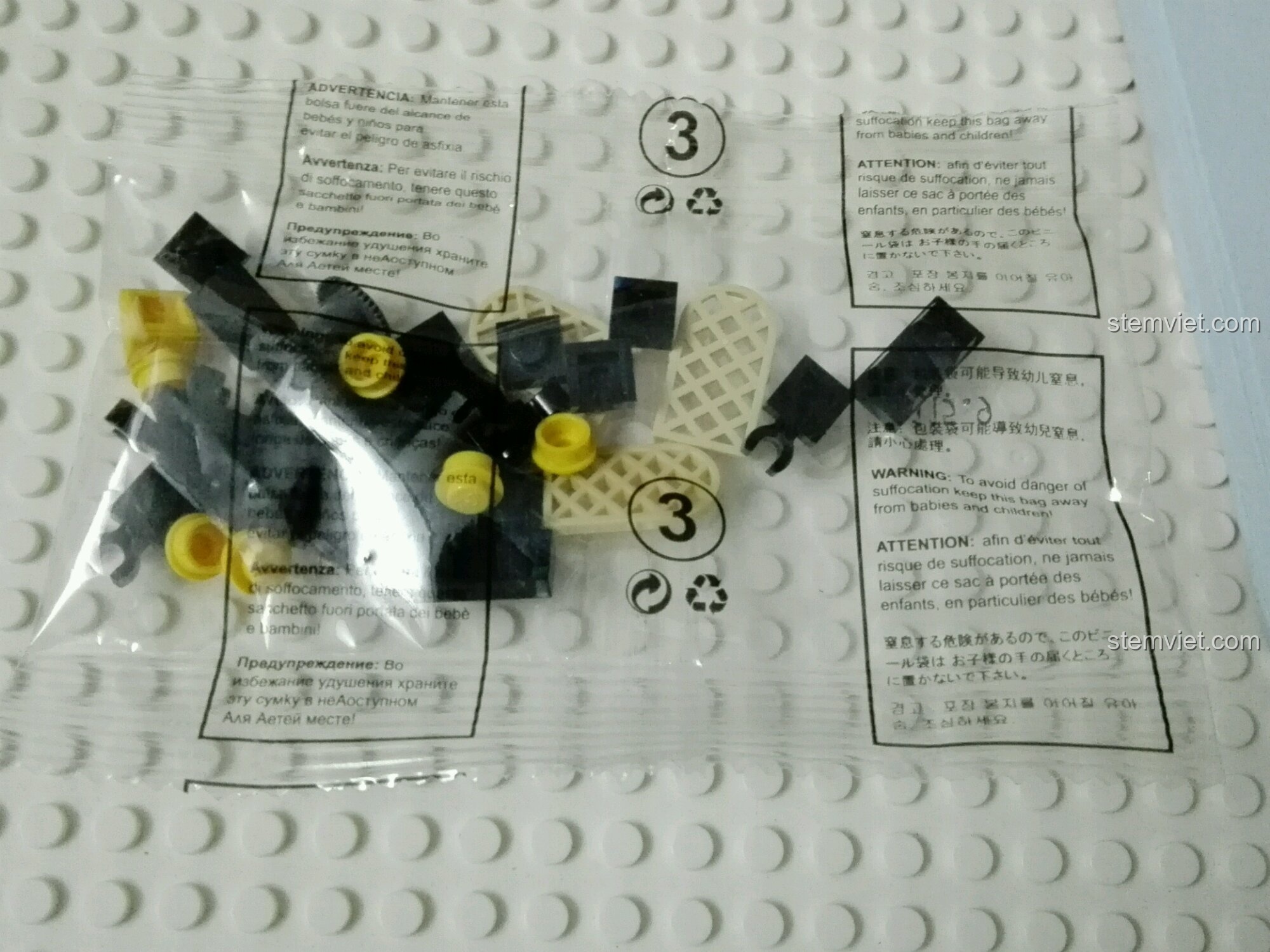 Mô hình tàu GUDI 9115 trong quá trình lắp ráp bước 3, với phần cabin đang được xây dựng.