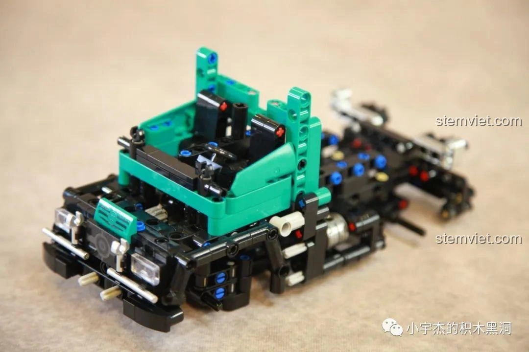 Quá trình lắp ráp phần cabin và đầu xe của Xe tải công trình Unimog U400 SEMBO Block 720900, có hai ghế ngồi.