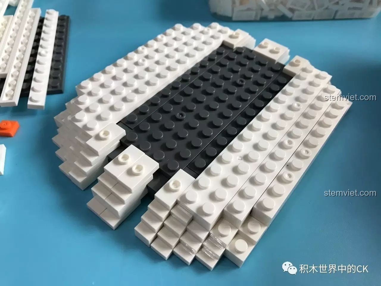 Lắp ráp các lớp của khung bên trong bộ lắp ráp Người bạn đồng hành của Poe Dameron cho con trai 16+.