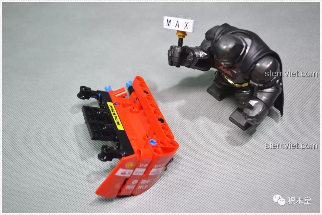 Lắp ráp cánh gió bên hông của đồ chơi điều khiển từ xa Xe đua cho bé trai 6 tuổi.