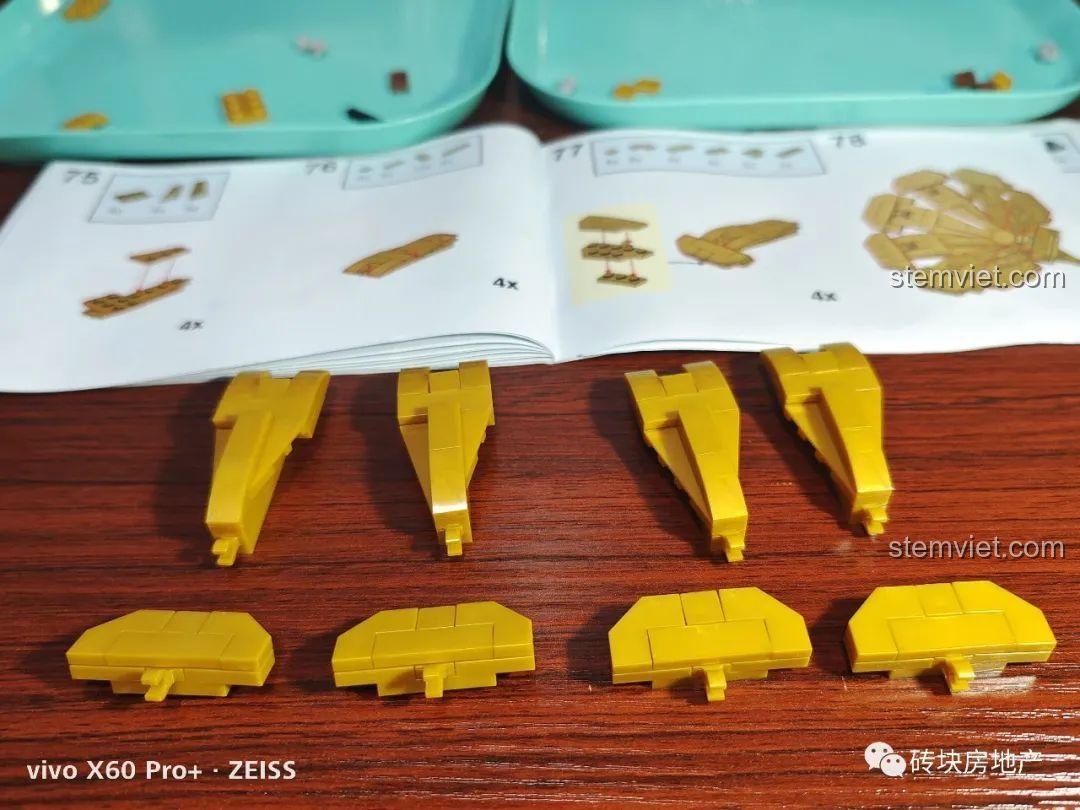 Quá trình lắp ráp các cánh của loa kèn cho máy hát đĩa than, một công đoạn thú vị.