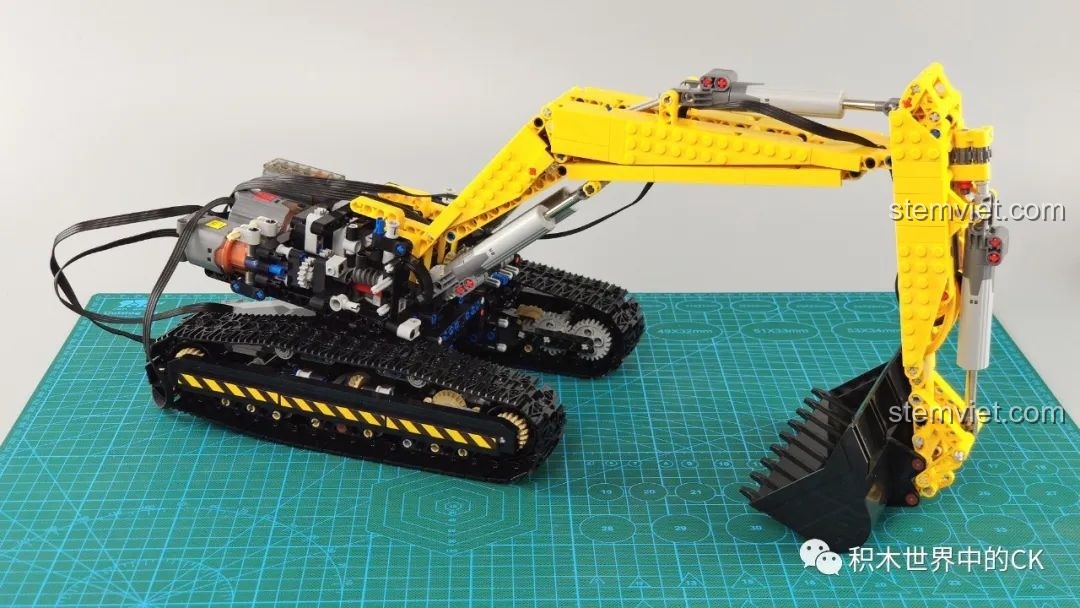 Quá trình lắp ráp cánh tay và gầu múc của bộ đồ chơi mô hình Máy xúc điều khiển từ xa Mould King.