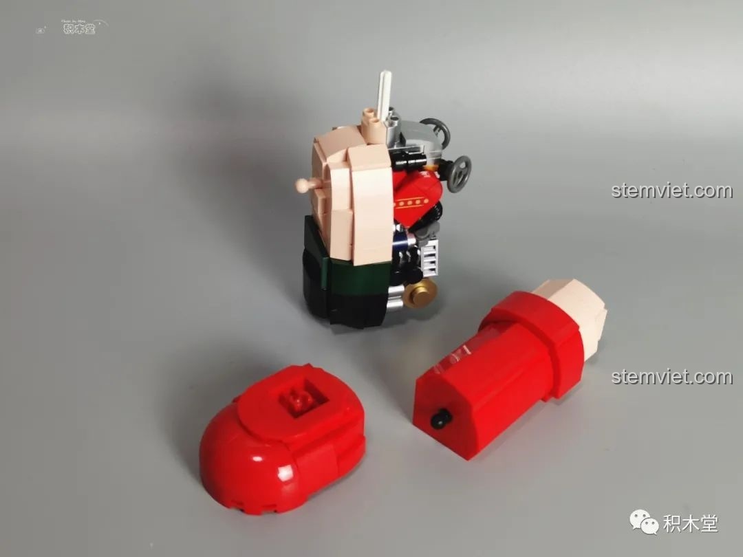 Các bộ phận của chân Astro Boy trước khi được lắp ráp hoàn chỉnh.