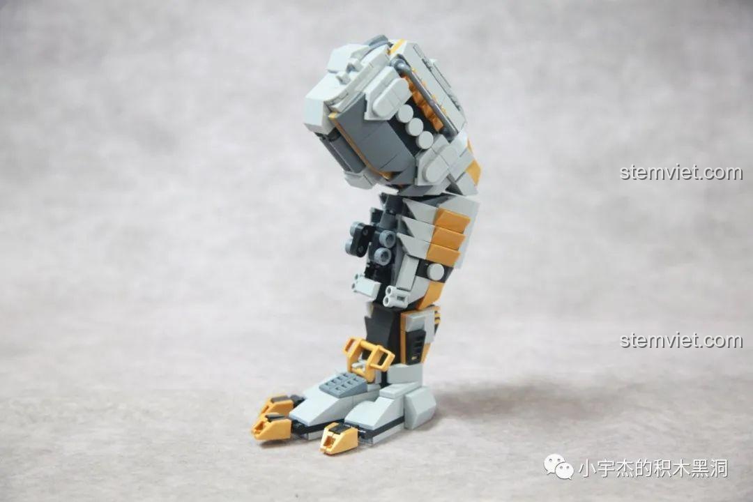 Hoàn thành một bên chân của mô hình Khủng Long Máy Allosaurus, thiết kế như một lớp giáp.