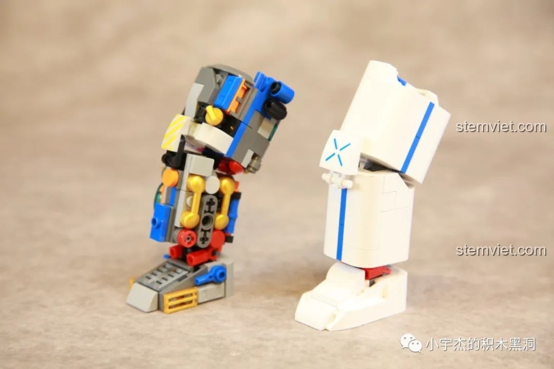 Hai chiếc chân của mô hình Phi hành gia JK9106 được lắp xong, thể hiện rõ thiết kế đối lập.