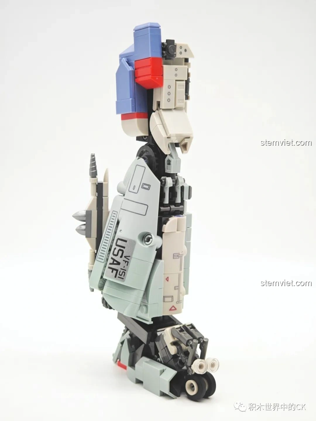 Quá trình lắp ráp phần chân của mô hình Robot Biến Hình Blitzwing JIESTAR 58047 đang dần hoàn thiện.