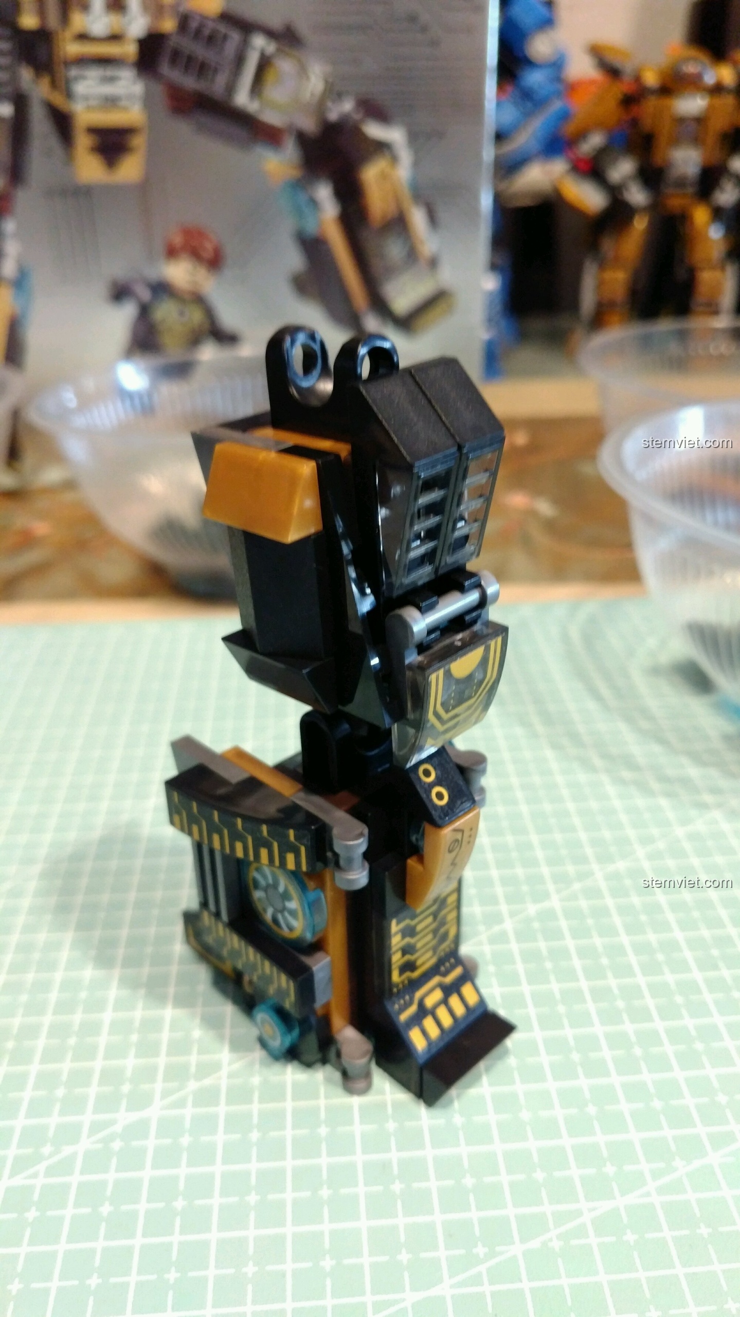 Quá trình lắp ráp phần chân của bộ đồ chơi lắp ghép Robot Người Sắt MK23 cho trẻ 6+.