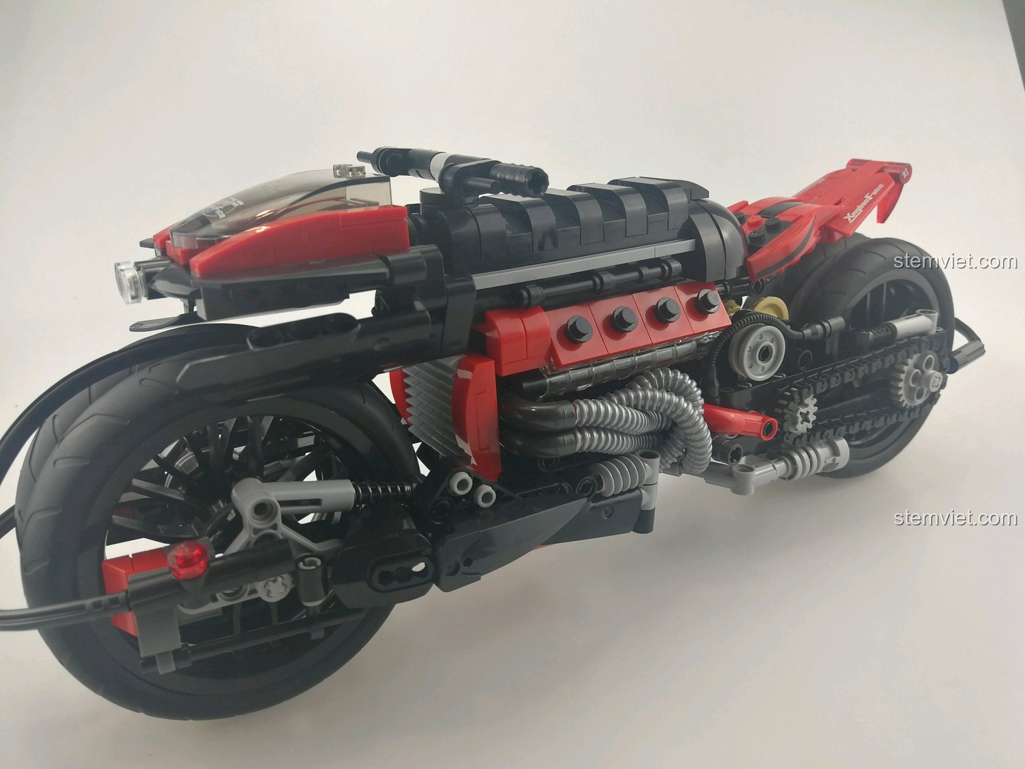 Quá trình lắp ráp các chi tiết cuối cùng của bộ đồ chơi Mô hình Technic Lazareth LM847 3021 giá hời.