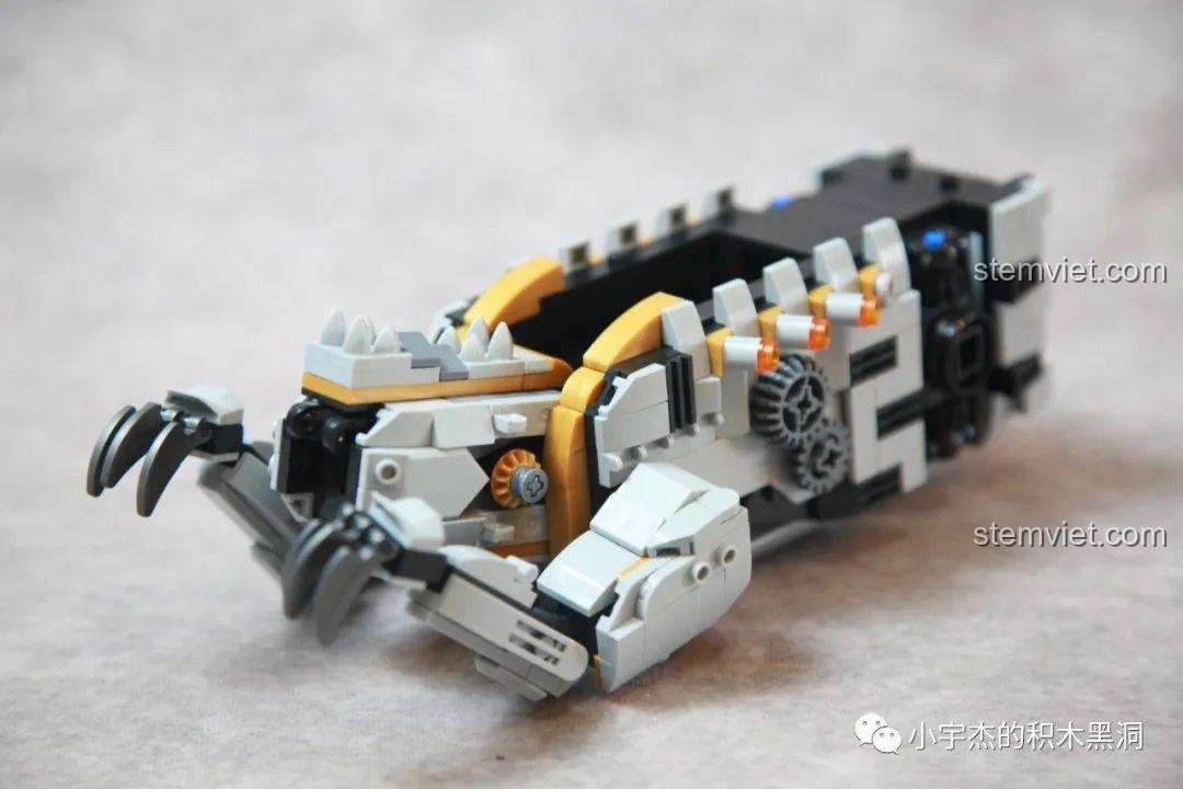 Hoàn thành phần thân và chi trước của mô hình Khủng Long Máy Allosaurus sau khi lắp túi số 2.