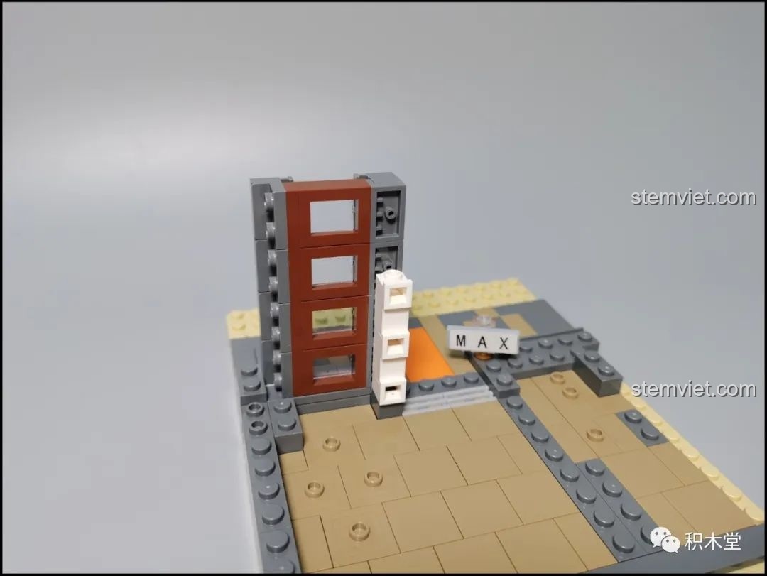 Lắp ráp các bức tường đầu tiên của tầng 1 trong bộ Leier 10003, với thiết kế cửa trượt ngang thông minh.