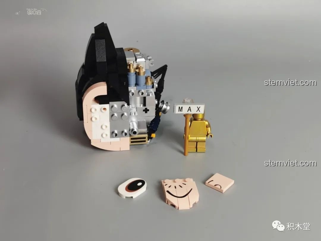 Phần đầu của Astro Boy đã thành hình, với các chi tiết mặt được in sẵn.