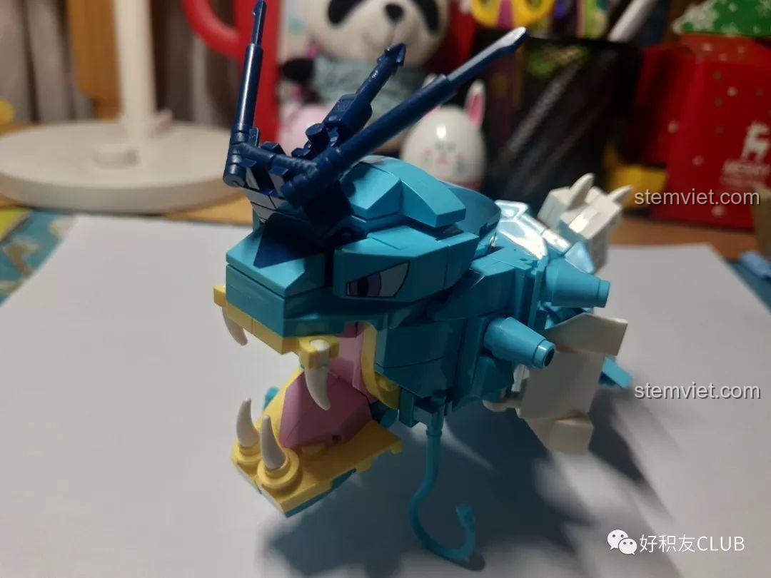 Đánh giá chi tiết phần đầu của mô hình Gyarados hung bạo 0110 với miệng rộng và các chi tiết sắc sảo.