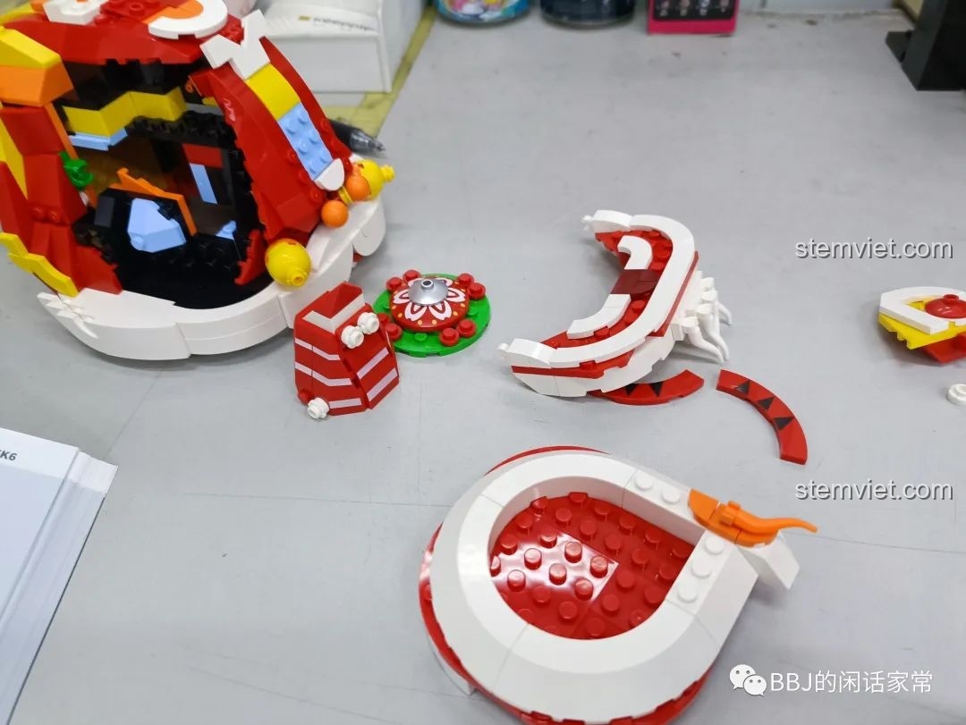Quá trình lắp ráp phần đầu lân của bộ xếp hình Đồ chơi Múa Lân Candy Buw giá hời.