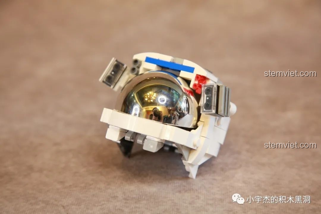 Phần đầu của mô hình Phi hành gia JK9106 được lắp hoàn chỉnh với mũ bảo hiểm chrome.