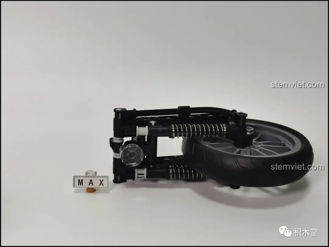 Lắp ráp phần đầu xe và phuộc trước của bộ lắp ráp Mô tô Harley Knuckle Chopper cho con trai 8 tuổi.