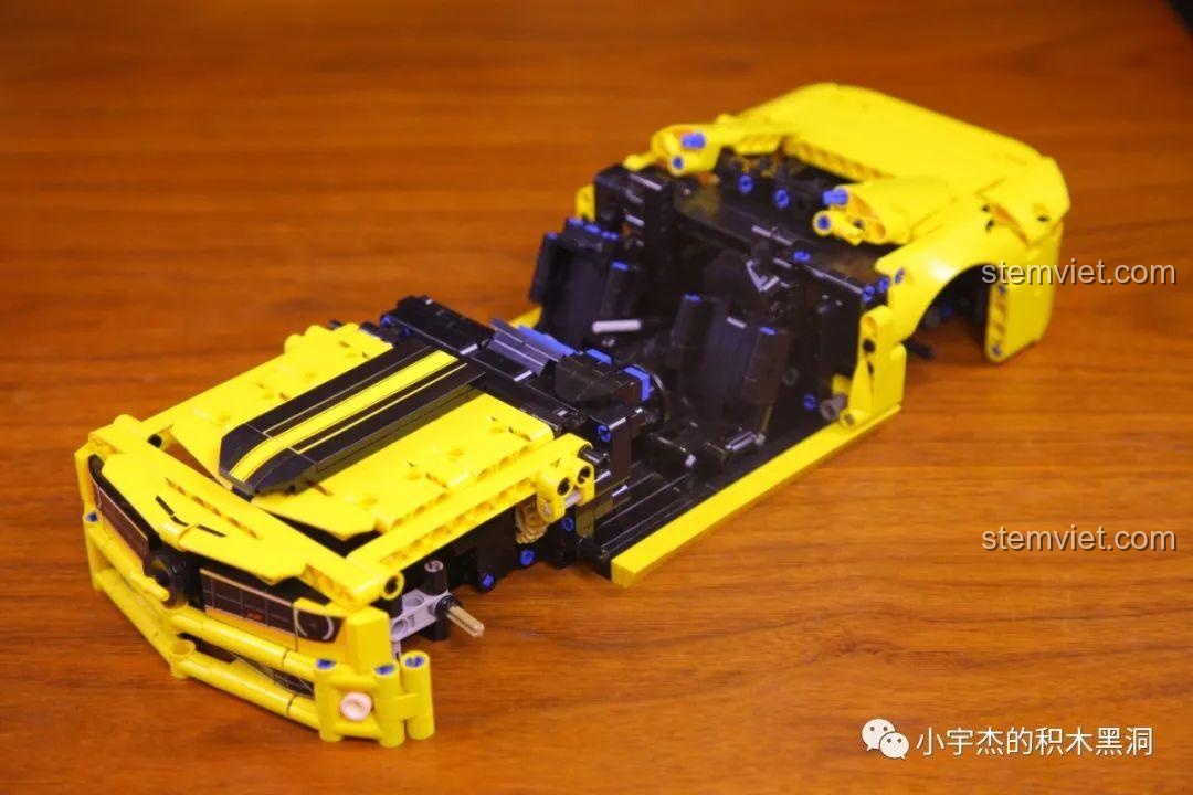 Phần đầu xe và nắp capo của mô hình Chevrolet Camaro SY 8617 đã được lắp ráp hoàn chỉnh.