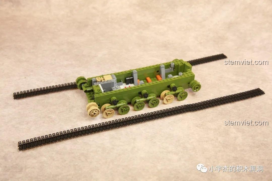 Chuẩn bị lắp hai dải xích vào khung gầm của mô hình Pháo cao xạ tự hành Type 09.