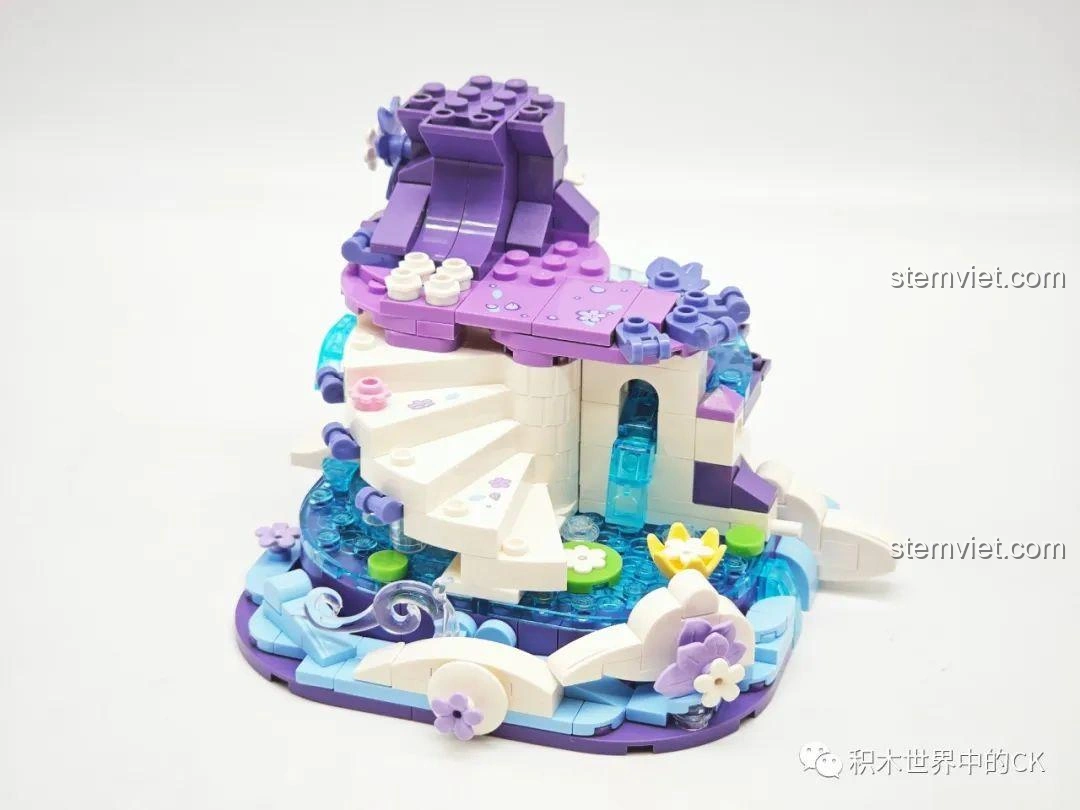 Tiến độ lắp ráp phần đế của bộ Keeppley K21103 Điêu Thuyền Giấc Mơ Đêm Hè, với các chi tiết hồ nước và cầu thang.