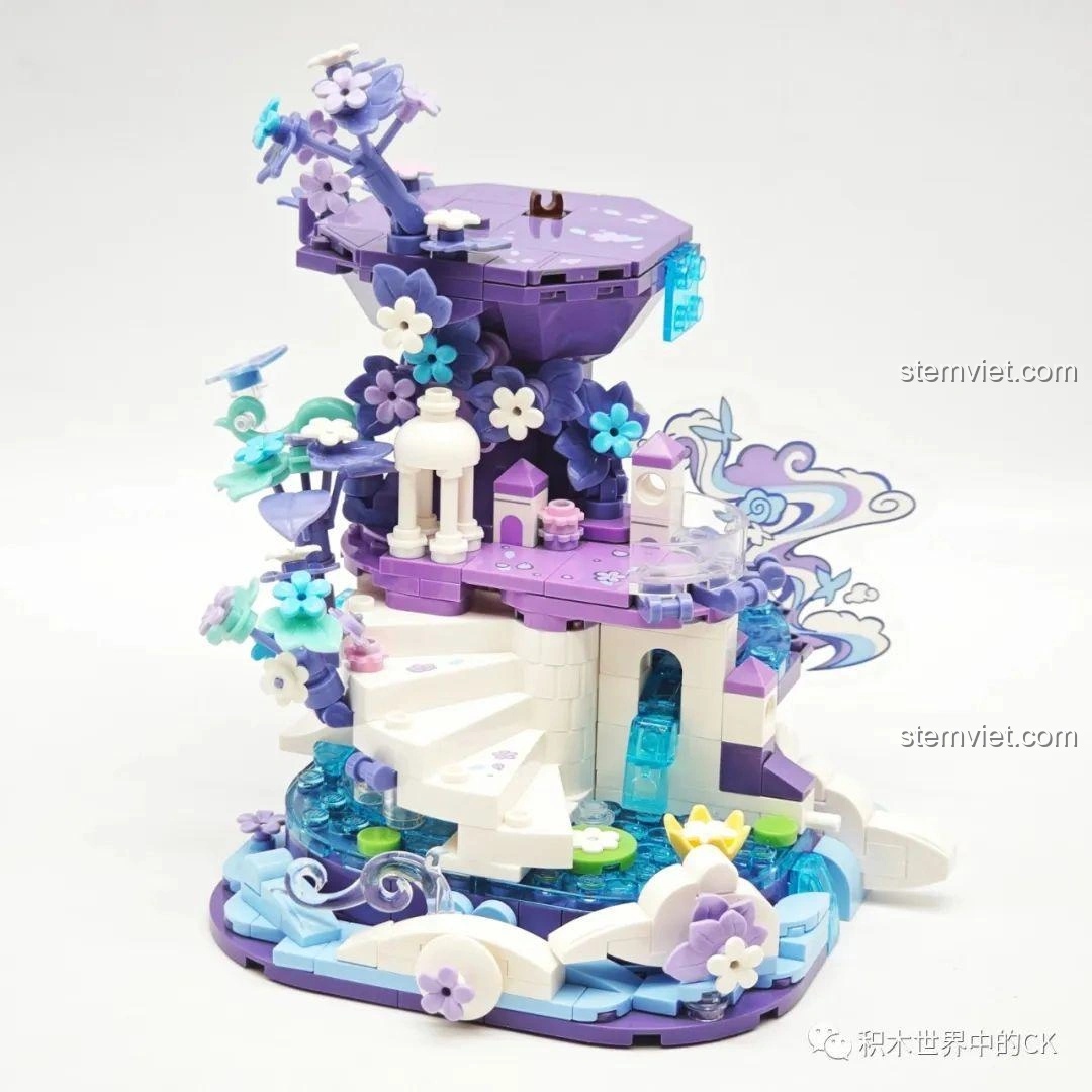 Phần đế của bộ lắp ráp Keeppley K21103 Điêu Thuyền Giấc Mơ Đêm Hè đã hoàn thiện hơn, với các chi tiết hoa lá và kiến trúc.