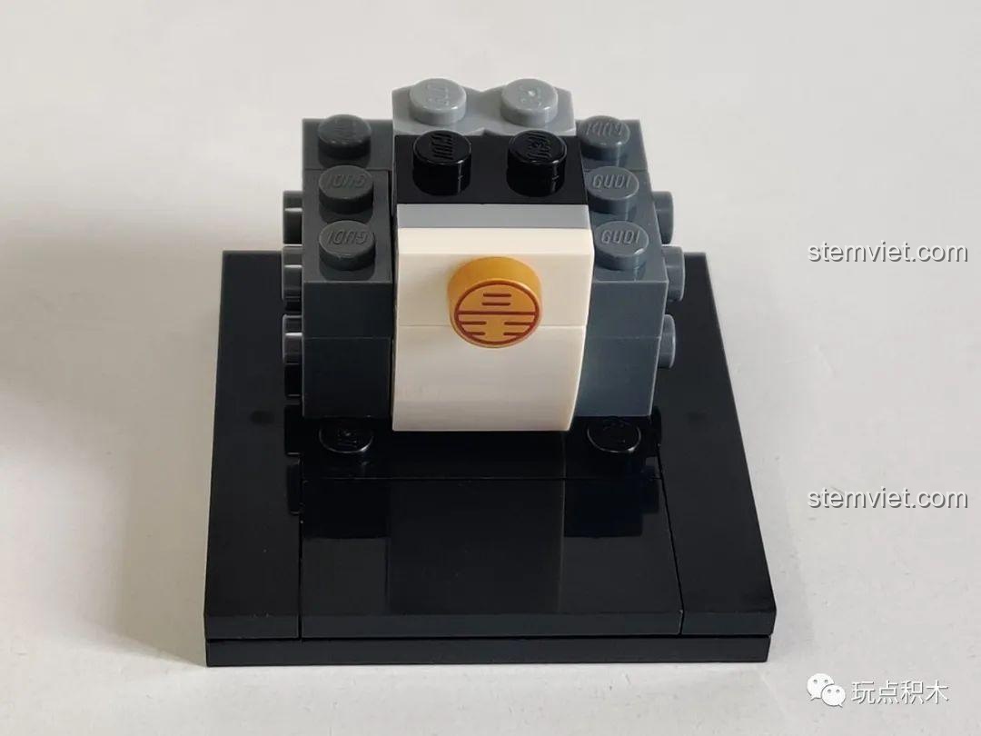 Quá trình lắp ráp phần đế của mô hình GUDI Ngự Hoàng Vạn Tuế 52051, các mảnh ghép khớp chặt.