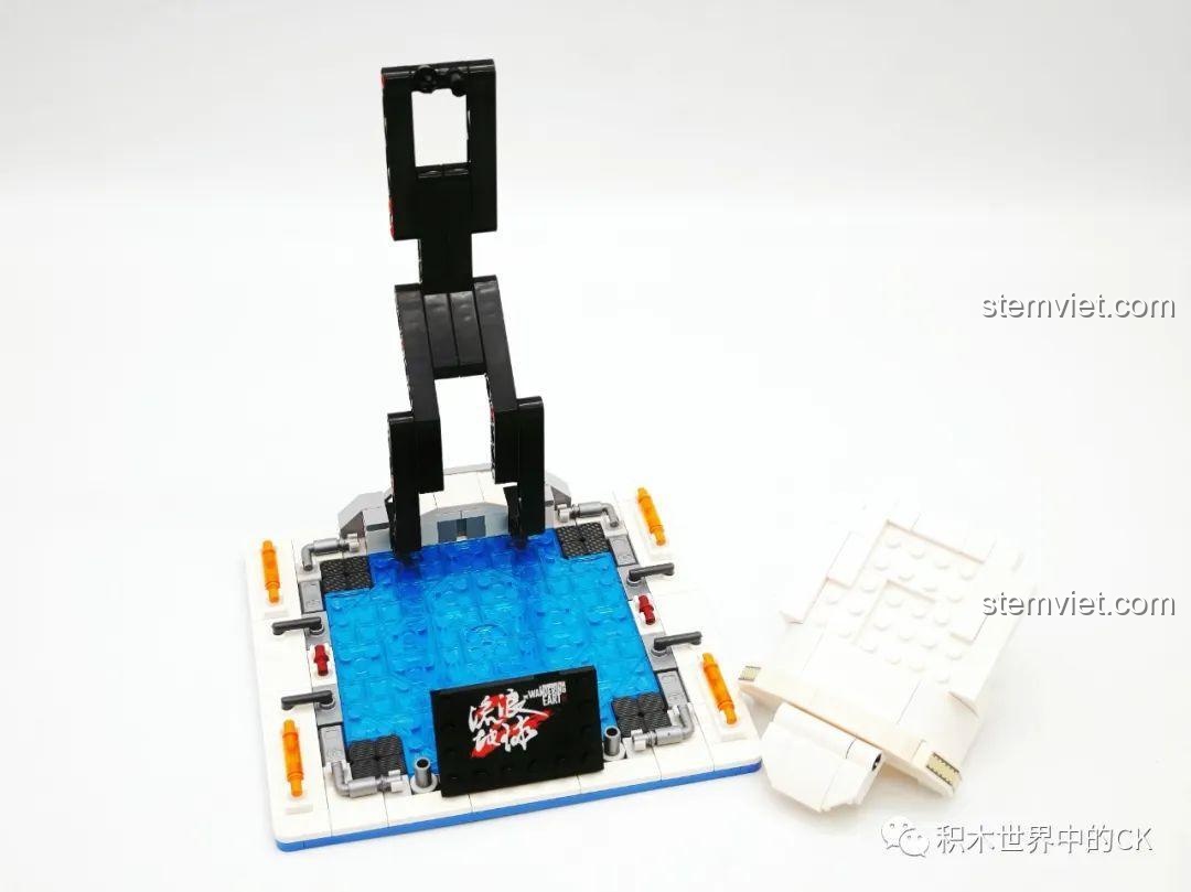 Quá trình lắp ráp phần đế trưng bày của bộ lắp ráp Astronaut The Wandering Earth 2 107103, rất chắc chắn và đẹp mắt.