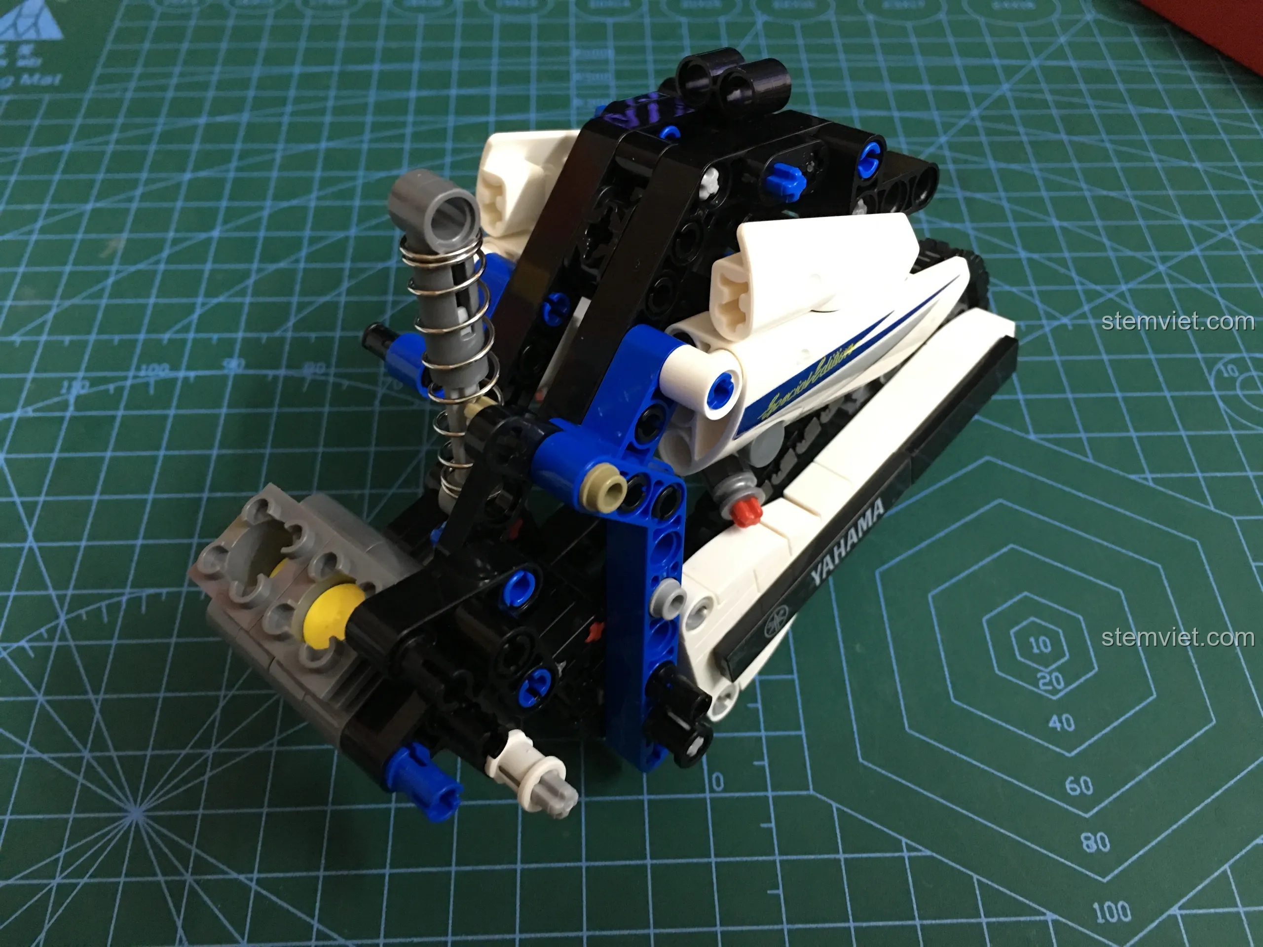 Cận cảnh khối động cơ xi-lanh đôi đang được lắp ráp, một chi tiết cơ khí ấn tượng của bộ Sembo 701702.