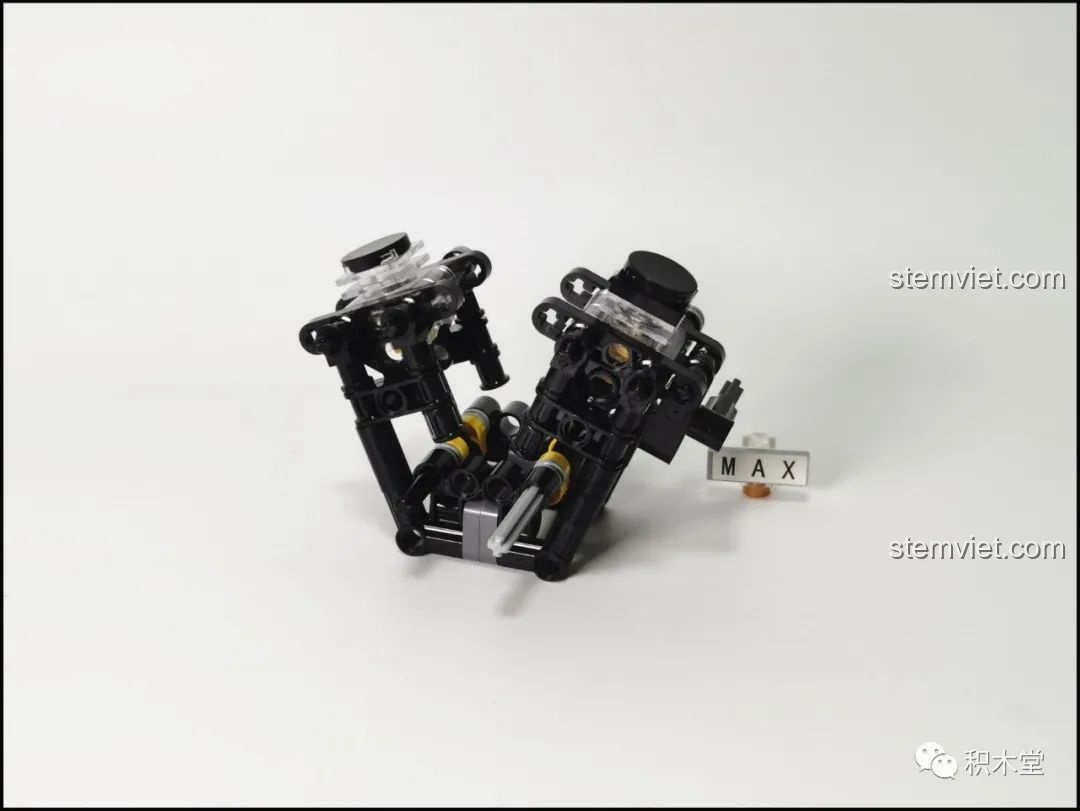 Lắp ráp khối động cơ V-twin trong suốt của bộ xếp hình Xe mô tô chopper cổ điển Lucky Star.