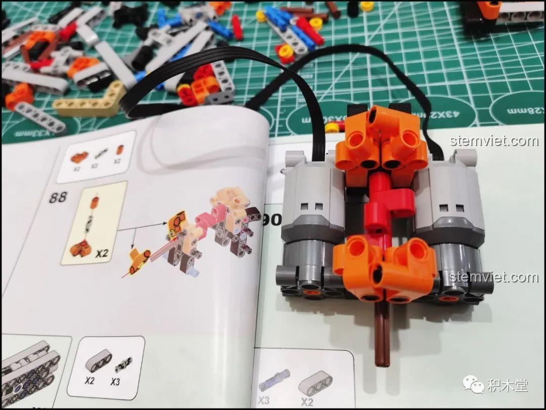 Quá trình lắp ráp động cơ V8 của mô hình Happy Build YC-QC004 McLaren P1, thể hiện sự phức tạp và chi tiết của bộ phận này.