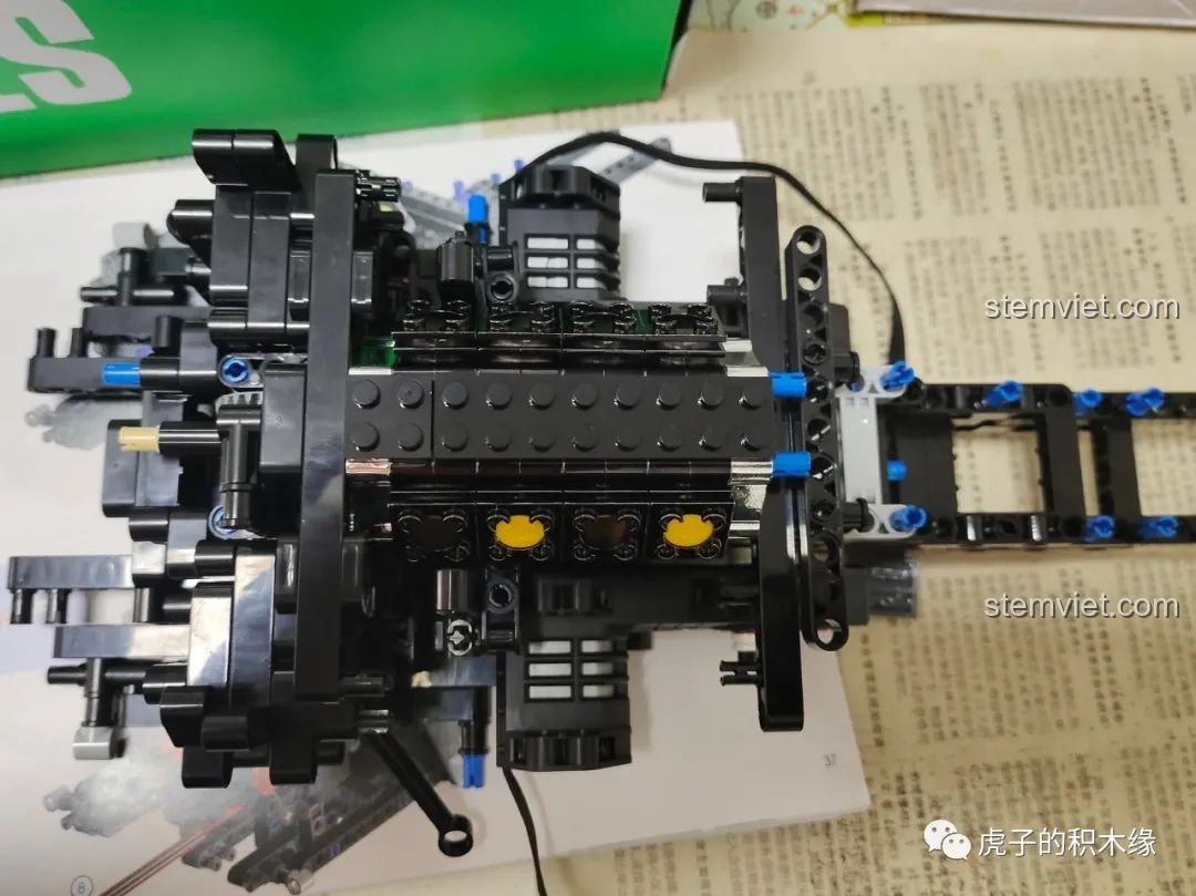 Lắp ráp khối động cơ V8 với các chi tiết xi lanh mạ crôm cho mô hình Ford Mustang Hoonicorn V2 13108.