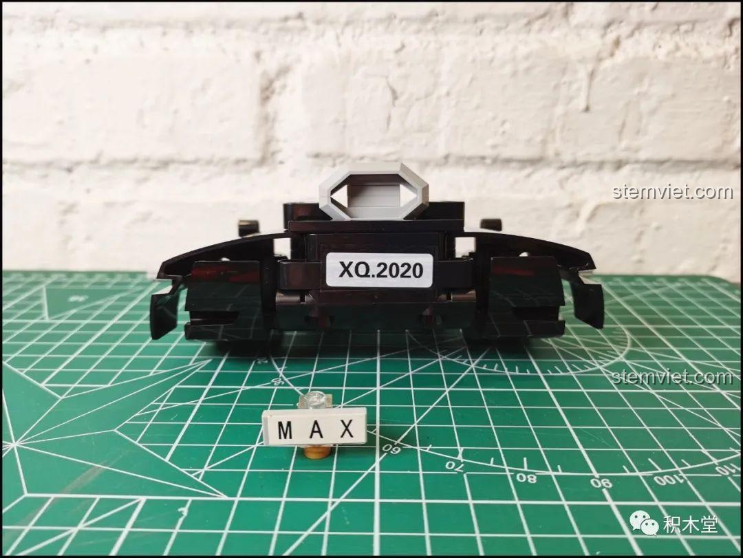 Phần đuôi xe của mô hình McLaren P1 YC-QC004 đang được lắp ráp, với chi tiết ống xả đặc trưng, thể hiện sự chú trọng vào thiết kế.