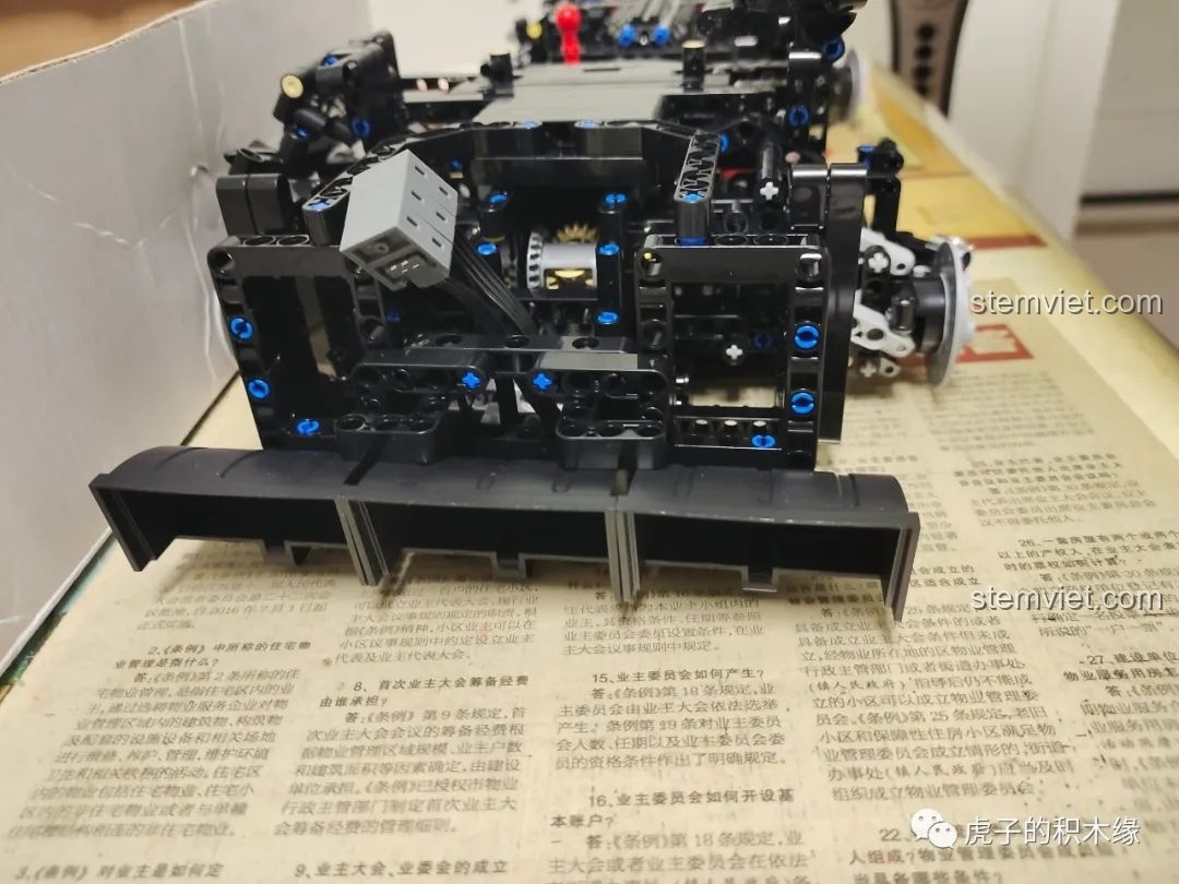 Lắp ráp phần đuôi xe của mô hình Mould King 13108, sử dụng các chi tiết độc đáo để tạo hình.