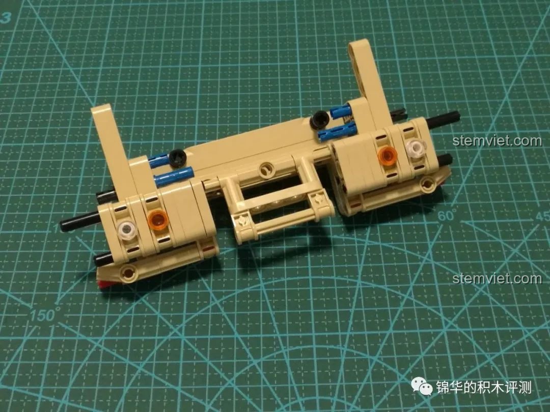 Phần đuôi xe với cụm đèn hậu đang được lắp ráp, review Mould King 13131 Xe chiến đấu Marauder.