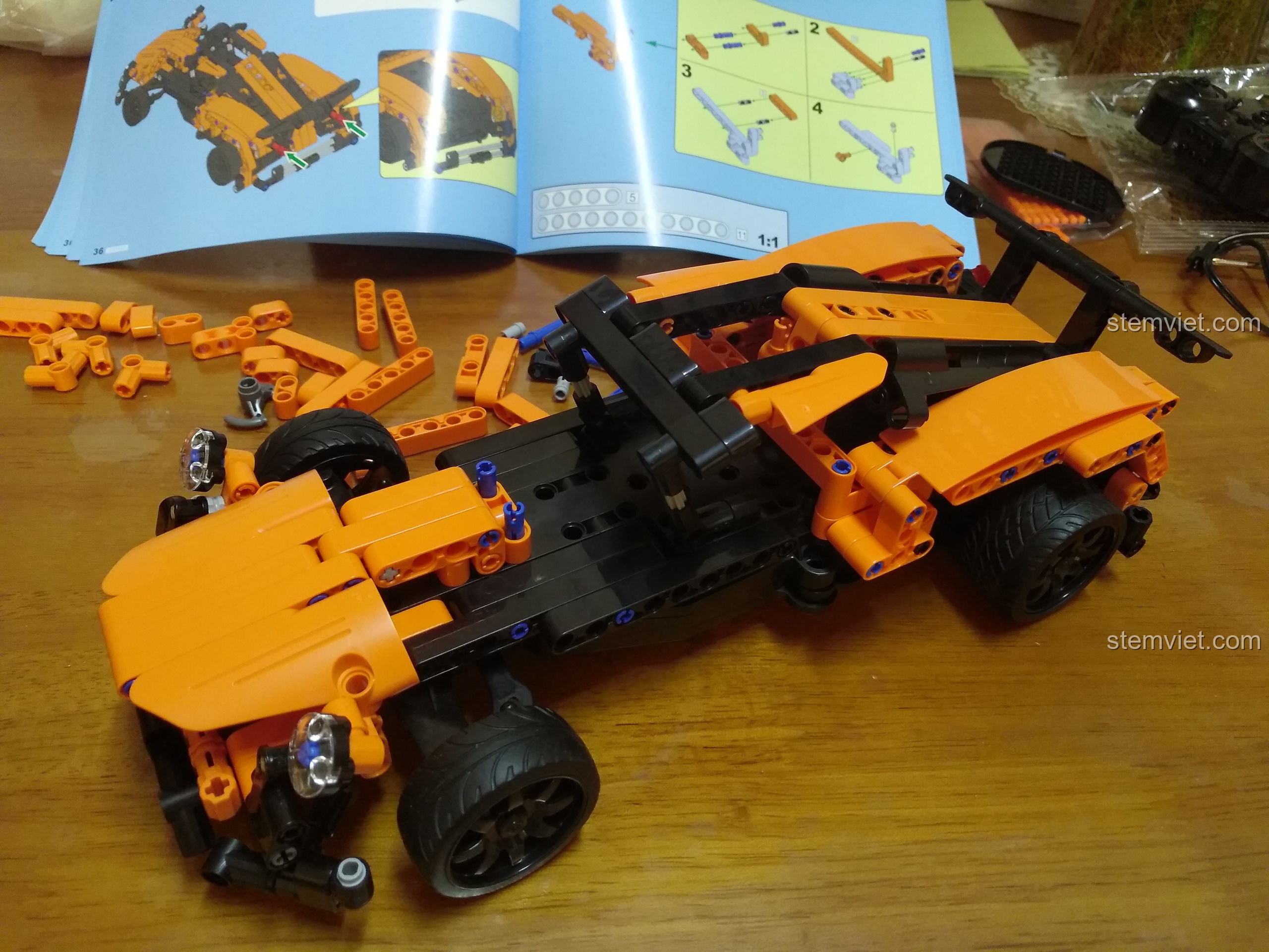 Hoàn thiện phần đuôi xe của bộ đồ chơi Porsche 918 Spyder C51051, chuẩn bị lắp các tấm ốp thân xe.