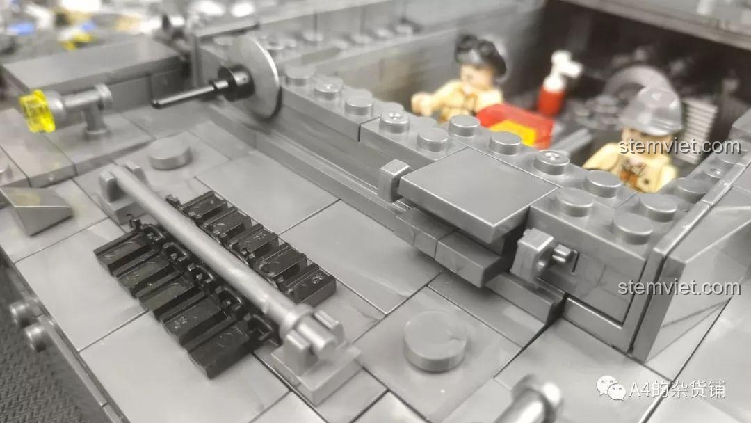 Lắp ráp phần đuôi xe của bộ lắp ráp Xe tăng chiến đấu hạng trung cho trẻ em trên 6 tuổi.