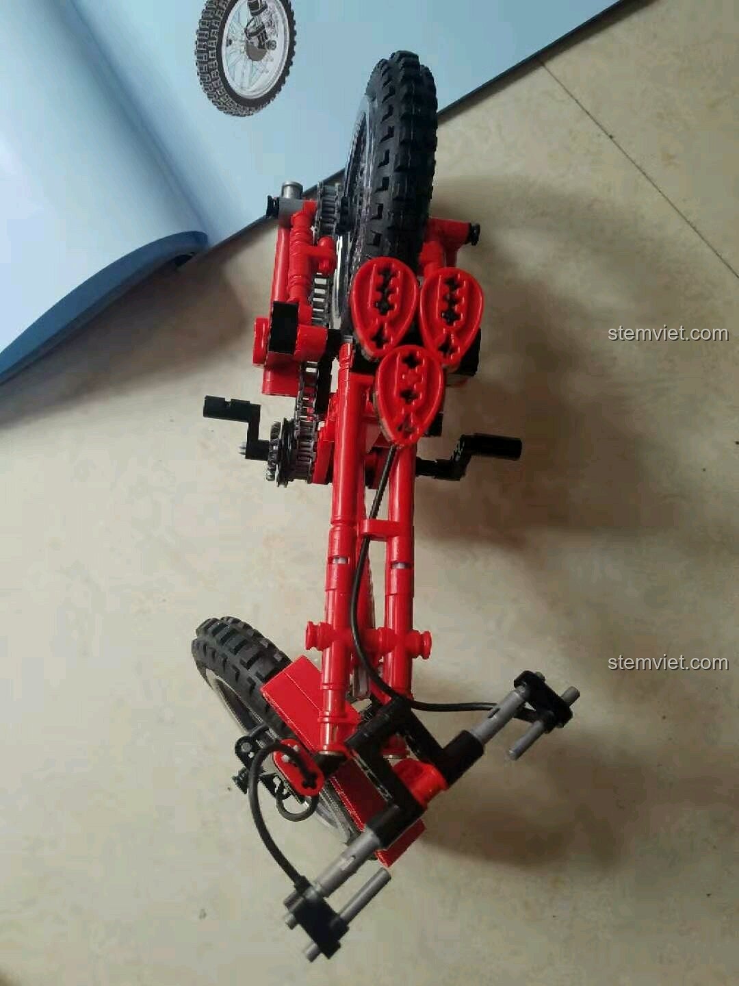 Mô hình xe đạp Sembo 703302 gần như hoàn chỉnh, chỉ còn thiếu vài chi tiết nhỏ.