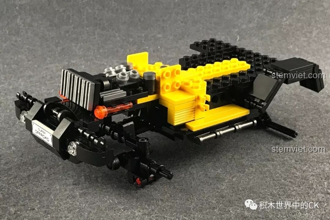 Quá trình lắp ráp giai đoạn 1 của xe Jeep địa hình Xingbao, phần khung xe đang dần hình thành với các chi tiết đen và vàng.