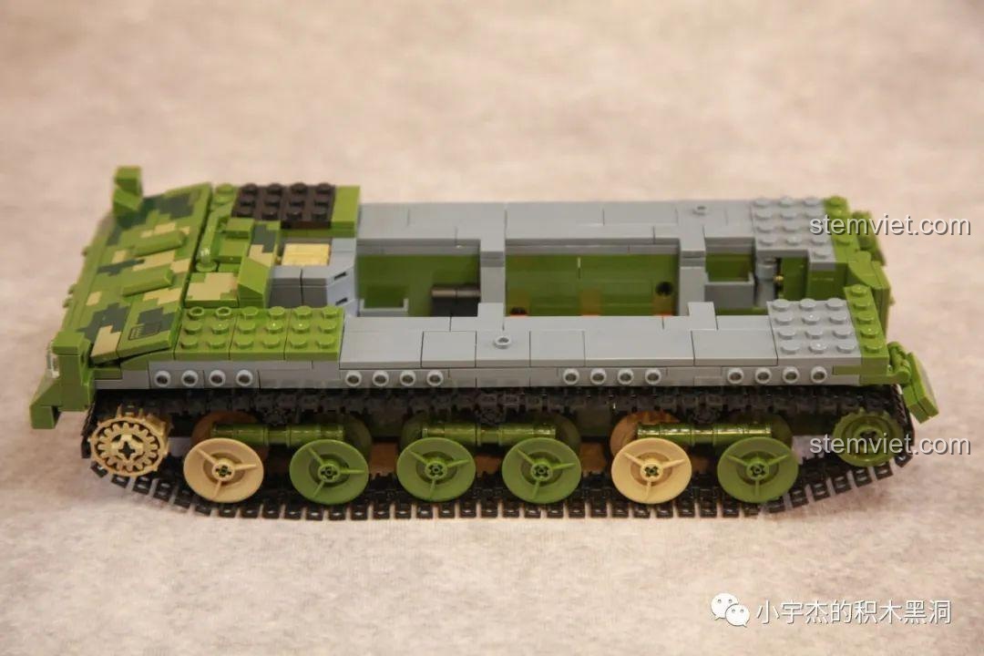 Thân xe được bao bọc bởi các lớp giáp màu xám trong quá trình nhận xét Panlos Brick 688005.