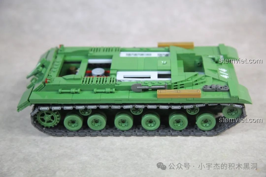 Quá trình lắp ráp phần giáp trên vào thân xe của mô hình xe tăng IS-2 Quan Guan.