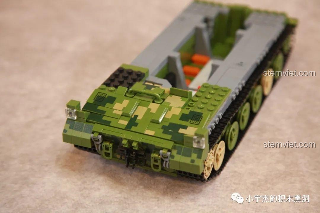 Lắp ráp phần giáp trước với họa tiết rằn ri cho mô hình Xe chiến đấu phòng không Type 09.