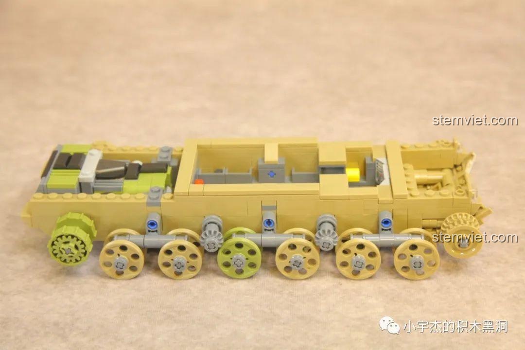 Hệ thống bánh xe và động cơ được gắn vào khung gầm của xe tăng trong bộ xếp hình Xe tăng ZTZ-99A cho con trai từ 6 tuổi.