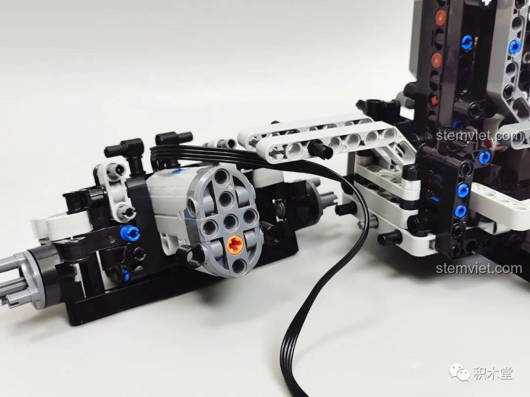 Lắp ráp hệ thống lái của bộ lắp ráp Xe Trộn Bê Tông Tycole T4005, chi tiết kỹ thuật phức tạp.