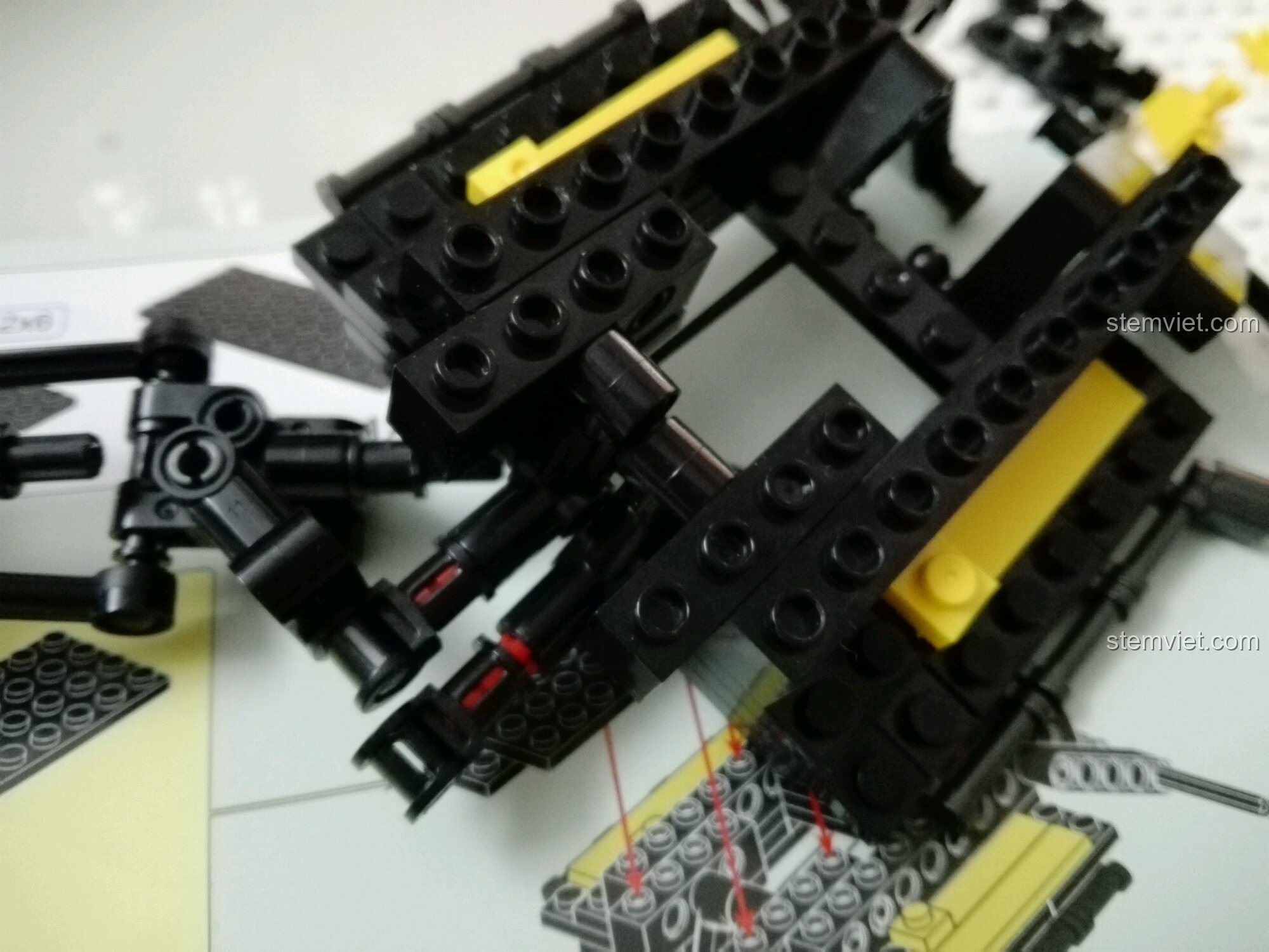 Quá trình lắp ráp hệ thống treo phức tạp của bộ đồ chơi xây dựng Xe Jeep địa hình Xingbao xịn giá rẻ, đòi hỏi sự kiên nhẫn.