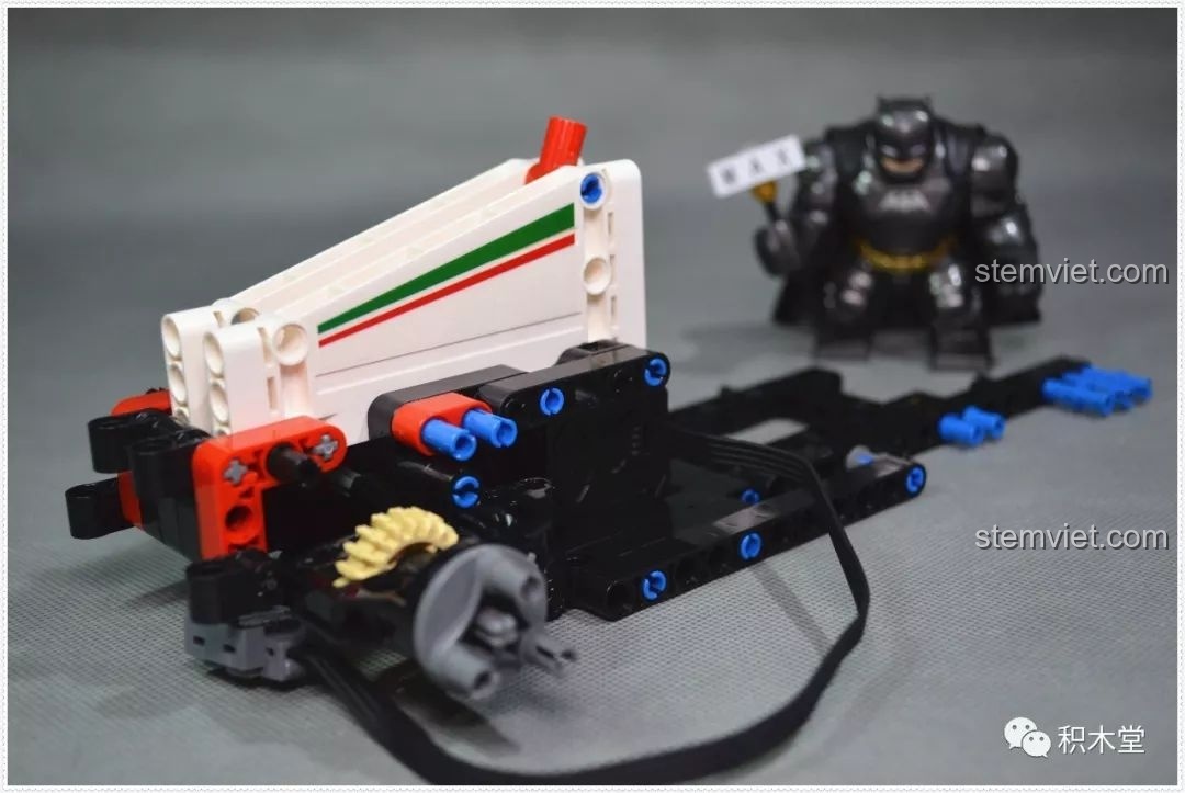 Lắp đặt hệ thống bánh răng cho đồ chơi điều khiển từ xa Xe đua F1 Ferrari cho bé trai 6 tuổi.