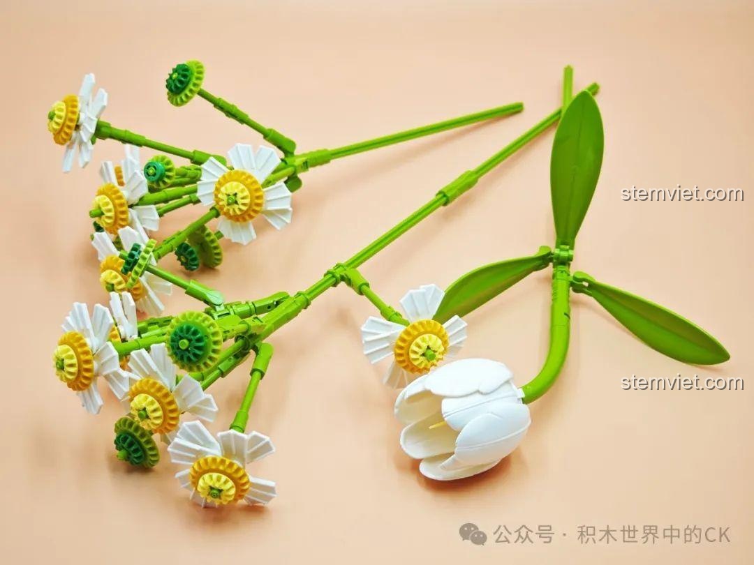 Những bông cúc họa mi trắng và hoa tulip trắng được lắp ráp từ bộ xếp hình BAKA 33802 cho bé gái.